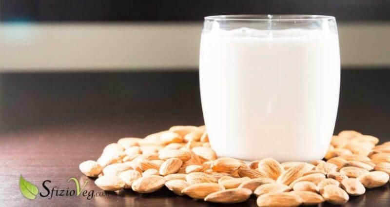 Latte di mandorla fatto in casa