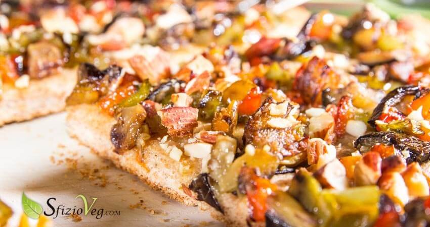 Pizza integrale con verdure e mandorle