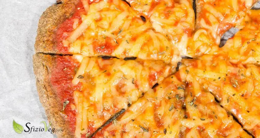 Pizza margherita di canapa con formaggio vegan
