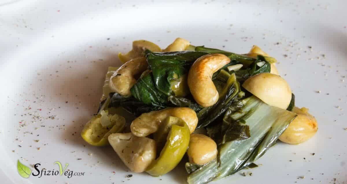 Bietola in padella con anacardi funghi e olive 1