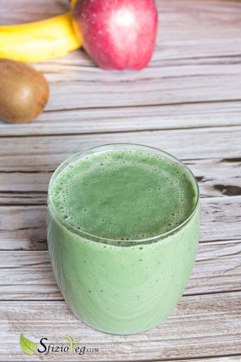 Frullato di mele kiwi e banane con alga spirulina 1