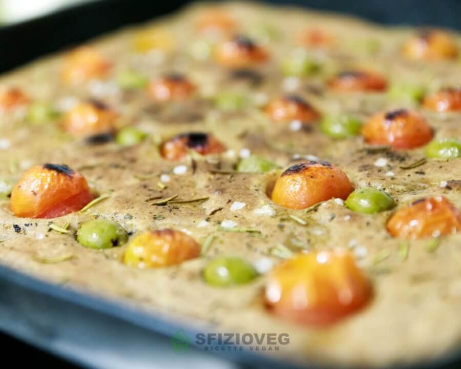 Focaccia pugliese con pomodorini