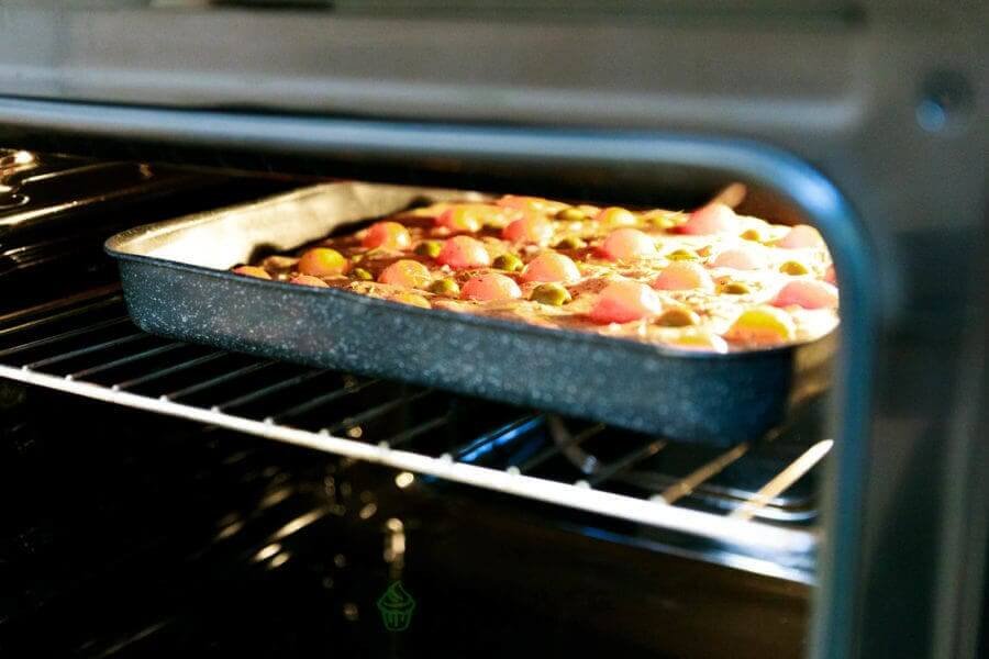 Focaccia pugliese in forno