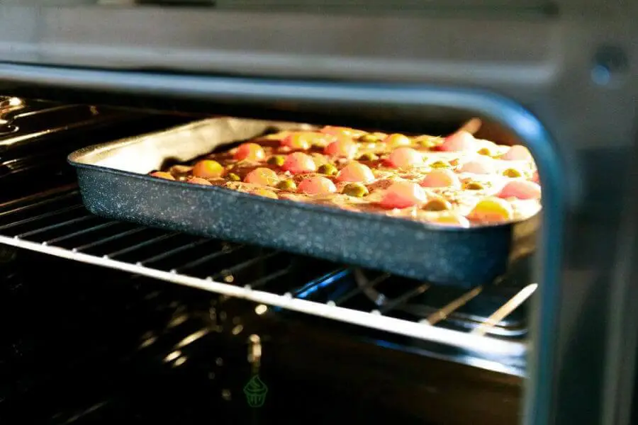 Focaccia pugliese in forno