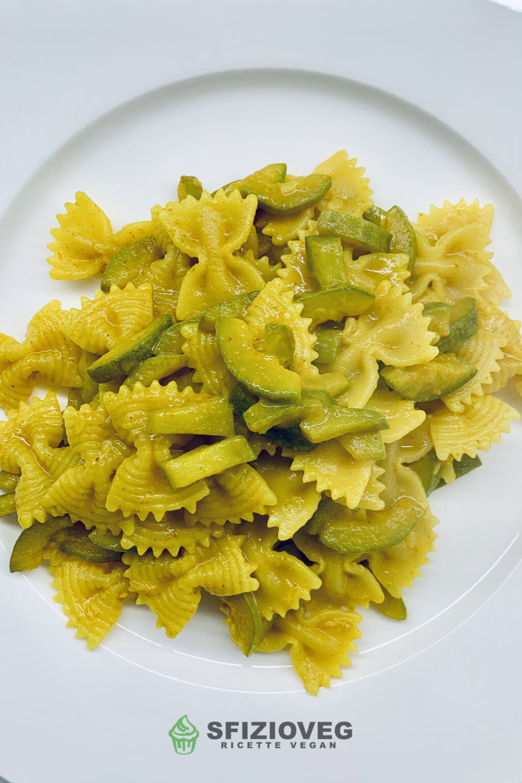 Pasta con zucchine alla curcuma