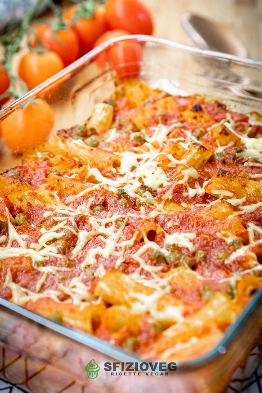 Rigatoni al forno con pomodoro, piselli e formaggio filante
