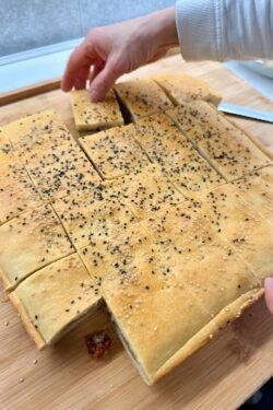 Pizza rustica vegana: soffice, lievitata e senza uova né latte