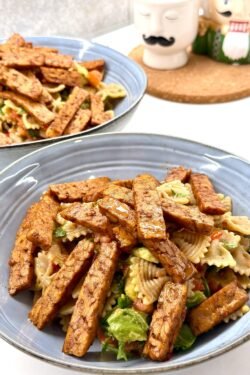 Pasta fredda estiva vegana con tempeh, pronta in 30 minuti